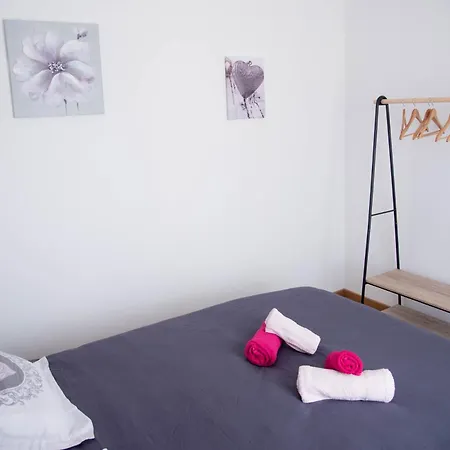 Les Brezines Piscine, Terrasse & Boules Mus