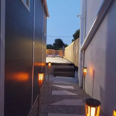 Les Brezines - Maison Clim Terrasse Piscine Au Coeur De Maisoncarreeconciergerie