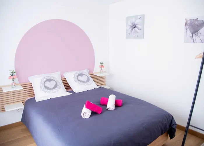 Les Brezines Piscine, Terrasse & Boules 펜션 *