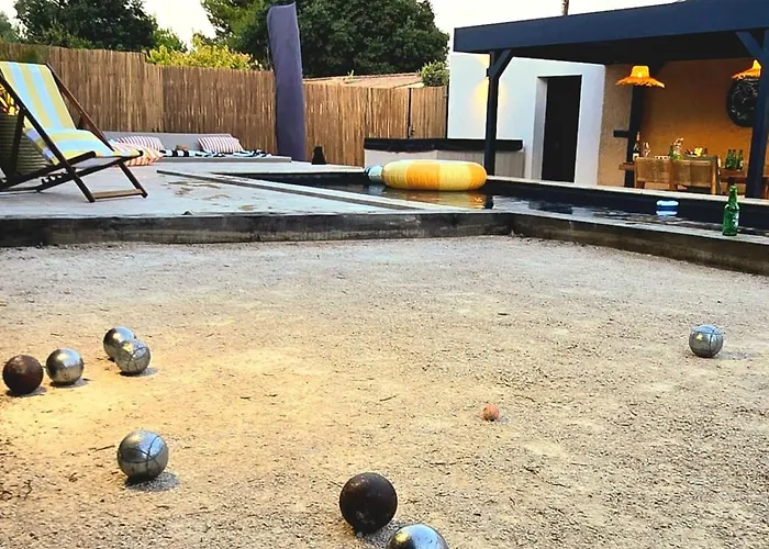 Les Brezines Piscine, Terrasse & Boules 펜션 *