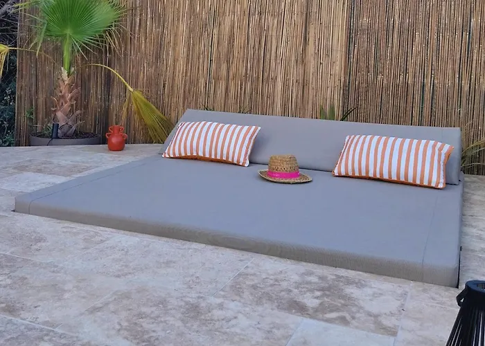 Les Brezines Piscine, Terrasse & Boules Mus