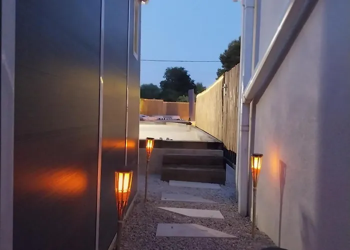 Les Brezines Piscine, Terrasse & Boules